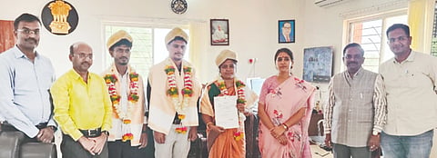 ಎಸ್​ಐಆರ್​ನ ಎನ್ಯುಮರೇಷನ್​ ಫಾಮ್​ರ್ ವಿತರಣೆಯಲ್ಲಿ ಶೇ.100 ಸಾಧನೆ ಮಾಡಿರುವ ಬಿಎಲ್​ಒ ಸುಮಾ ಪಾಟೀಲ ಮತ್ತು ಮೇಲ್ವಿಚಾರಕ ದೇವರಾಜ ಮೈದೂರು ಅವರಿಗೆ ಶುಕ್ರವಾರ ಜಿಲ್ಲಾಧಿಕಾರಿ ಶಿಲ್ಪಾ ಶಮಾರ್ ಹಾಗೂ ಅಪರ ಜಿಲ್ಲಾಧಿಕಾರಿ ಶಿವಾನಂದ ಕರಾಳೆ ಪ್ರಶಂಸನಾ ಪತ್ರ ನೀಡಿದರು. ಸಹಾಯಕ ಆಯುಕ್ತ ಪ್ರಕಾಶ್​ ಕುದುರಿ, ತಹಸೀಲ್ದಾರ್​ ಡಾ.ದತ್ತಾತ್ರೇಯ ಗಾದಾ, ಡಿಸಿ ಕಚೇರಿ ಚುನಾವಣಾ ಶಾಖೆಯ ಸತ್ಯದಿಪ್​ ಇದ್ದರು. 