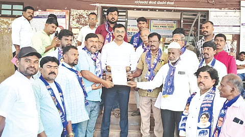 ರಾಯಚೂರು ಜಿಲ್ಲೆಯ ದೇವದುರ್ಗ ತಾಲೂಕಿನ ಸಂಕೇಶ್ವರಹಾಳ್​ ಗ್ರಾಮದ ಬಹುಜನ ಸಮಾಜ ಪಾರ್ಟಿಯ  ಜಿಲ್ಲಾ ಉಸ್ತುವಾರಿಯಾಗಿದ್ದ ಭೂಮಾನಂದ ಅವರನ್ನು ಕೊಲೆ ಮಾಡಿದವರನ್ನು ಬಂಧಿಸಬೇಕು ಎಂದು ಒತ್ತಾಯಿಸಿ ಬಿಎಸ್​ಪಿ ತಾಲೂಕು ಘಟಕದಿಂದ ಮುಖ್ಯಮಂತ್ರಿಗೆ ಹಾಗೂ ಗೃಹ ಸಚಿವರಿಗೆ ಬರೆದ ಮನವಿ ಪತ್ರವನ್ನು ತಹಸೀಲ್ದಾರ್​ ತಹಸೀಲ್ದಾರ ಡಾ.ದತ್ತಾತ್ರೇಯ ಗಾದಾ ಅವರಿಗೆ ಸಲ್ಲಿಸಲಾಯಿತು. ಬಿಎಸ್​ಪಿ ತಾಲೂಕು ಅಧ್ಯಕ್ಷ ಶಂಕರ ಫುಲೆ, ಮಕುಬುಲ್​ ಸಾಬ್​, ದತ್ತು ಸುಠಾಣೆ, ರವಿ ಉದಾನೆ, ರಮೇಶ ರಾಠೋಡ್​, ಮಹಾದೇವ ಗಾಯಕವಾಡ ಇತರರಿದ್ದರು.    