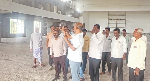  ಬಸವಕಲ್ಯಾಣ ತಾಲೂಕಿನ ಧನ್ನೂರ(ಕೆ) ಗ್ರಾಮದಲ್ಲಿ ನಿರ್ಮಾಣ ಹಂತದಲ್ಲಿರುವ ರೈತ ಭವನ ಕಟ್ಟಡ ಕಾಮಗಾರಿ ಸ್ಥಳಕ್ಕೆ ಭೇಟಿ ಶಾಸಕ ಶರಣು ಸಲಗರ  ಭೇಟಿ ನೀಡಿ ಪರಿಶೀಲಿಸಿ ಕೆಎನ್​ಎನ್​ಎಲ್​ ವ್ಯವಸ್ಥಾಪಕ ನಿರ್ದೇಶಕರಿಗೆ ಕಾಲ್​ ಮಾಡಿ ಮಾಹಿತಿ ನೀಡಿದರು.