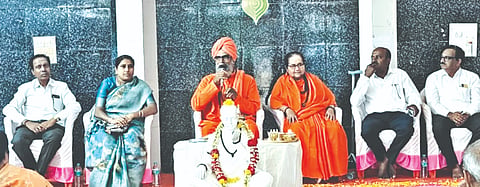 ಬಸವಕಲ್ಯಾಣದ ಬಸವಧರ್ಮ ಪೀಠ, ಮಹಾಮನೆ ಸಹಯೋಗದಲ್ಲಿ ಭಾನುವಾರ ಹಮ್ಮಿಕೊಂಡಿದ್ದ  6ನೇ ಶರಣ ಸಂಗಮ ಕಾರ್ಯಕ್ರಮದಲ್ಲಿ ಶ್ರೀ ಸಿದ್ಧರಾಮೇಶ್ವರ ಸ್ವಾಮೀಜಿ ಮಾತನಾಡಿದರು. ಮಾತೆ ಬಸವರತ್ನ ಮಾತಾಜಿ, ಡಾ.ಸವಿತಾ ಯರನಳ್ಳೆ, ಸಂಜೀವಕುಮಾರ ಕಾಂಗೆ ಇತರರಿದ್ದರು.