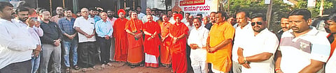 ಬಸವಕಲ್ಯಾಣದಲ್ಲಿ ನಡೆಯಲಿರುವ ಬಸವಾದಿ ಶಿವಶರಣರ ಬೃಹತ್​ ಹಿಂದೂ ಸಮಾವೇಶದ ಪ್ರಯುಕ್ತ ಸೀತಾ ಕಾಲನಿಯಲ್ಲಿ ಬುಧವಾರ ಕಾರ್ಯಾಲಯ ಉದ್ಘಾಟಿಸಲಾಯಿತು. ಶ್ರೀ ರಾಜೇಶ್ವರ ಶಿವಾಚಾರ್ಯ, ಮುಚಳಂಬನ ಶ್ರೀ ಪ್ರಣವಾನಂದ ಮಹಾಸ್ವಾಮೀಜಿ, ರಾಜೇಶ್ವರದ ಶ್ರೀ ನಲಿಂಗ ರುದ್ರಮುನಿ ಶಿವಾಚಾರ್ಯ, ಶ್ರೀ ಅಭಿನವ ನಲಿಂಗ ರುದ್ರಮುನಿ ಶಿವಾಚಾರ್ಯ, ಶ್ರೀ ಲೋಕೇಶ ಮಹಾರಾಜರು, ಶ್ರೀ ಹೊನ್ನಲಿಂಗ ಮಹಾಸ್ವಾಮೀಜಿ ಇತರರಿದ್ದರು.