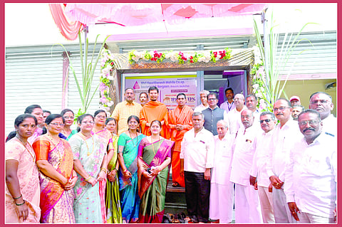 ಬೇಡಕಿಹಾಳದಲ್ಲಿ ಗೌರಿ ಗಣೇಶ ಮಹಿಳಾ ಸಹಕಾರ ಸಂಘದ ಐದನೇ ಶಾಖೆ ಉದ್ಘಾಟನೆಯಲ್ಲಿ ಸ್ವಸ್ತಿಶ್ರೀ ಜಿನಸೇನ ಭಟ್ಟಾರಕ ಪಟ್ಟಾಚಾರ್ಯ ಸ್ವಾಮೀಜಿ, ಉತ್ತಮ ಪಾಟೀಲ ಶಿವಪ್ರಸಾದ ದೇವರು, ಅಭಯ ಮಗದುಮ್ಮ, ಅಶ್ವಿನಿ ಮಗದುಮ್ಮ ಇತರರಿದ್ದರು.