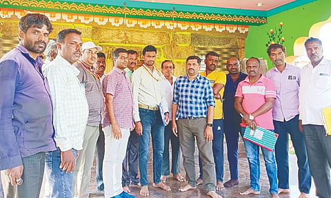 ಬೆಟ್ಟದಪುರದ ಕಾಳಿಕಾಂಬಾ ದೇವಾಲಯದ ಖಾಲಿ ನಿವೇಶನದ ಪ್ರಕರಣಕ್ಕೆ ಸಂಬಂಧಪಟ್ಟಂತೆ ಜಂಟಿ ಪರಿಶೀಲನಾ ತಂಡ ಬುಧವಾರ ಸ್ಥಳ ಪರಿಶೀಲನೆ ನಡೆಸಿ ಮಾಹಿತಿ ಪಡೆಯಿತು. ಪಿಡಿಒ ಮಂಜುನಾಥ್, ಗ್ರಾಮ ಆಡಳಿತಾಧಿಕಾರಿ ನಿರಂಜನ್, ಮುಖಂಡರಾದ ಸೋಮಾಚಾರಿ, ವರದರಾಜು ಇದ್ದರ