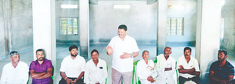 ಬೆಟ್ಟದಪುರ ಸಮೀಪದ ಕಣಗಾಲು ಗ್ರಾಮದಲ್ಲಿ ಜೆಡಿಎಸ್ ಪಕ್ಷದಿಂದ ಆಯೋಜಿಸಿದ್ದ ಪಂಚಾಯಿತಿ ಮಟ್ಟದ ಜೆಡಿಎಸ್ ಕಾರ್ಯಕರ್ತರ ಸಭೆಯಲ್ಲಿ ಮಾಜಿ ಶಾಸಕ ಕೆ.ಮಹದೇವ್ ಮಾತನಾಡಿದರು. ತಾಲೂಕು ಜೆಡಿಎಸ್ ಘಟಕದ ಅಧ್ಯಕ್ಷ ಅಣ್ಣಯ್ಯ ಶೆಟ್ಟಿ, ನವೀನ್ ಆಲನಹಳ್ಳಿ ಇತರರು ಇದ್ದರು.