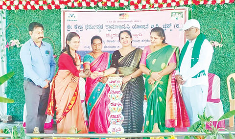  ಬೆಟ್ಟದಪುರದಲ್ಲಿ ಮಂಗಳವಾರ ಆಯೋಜಿಸಿದ್ದ ಮಹಿಳಾ ಜ್ಞಾನವಿಕಾಸ ಕಾರ್ಯಕ್ರಮದಡಿ ಮಹಿಳಾ ವಿಚಾರಗೋಷ್ಠಿಯಲ್ಲಿ  ಎ.ಎಂ.ಮಧುಶ್ರೀ ಸಮಾತನಾಡಿದರು.