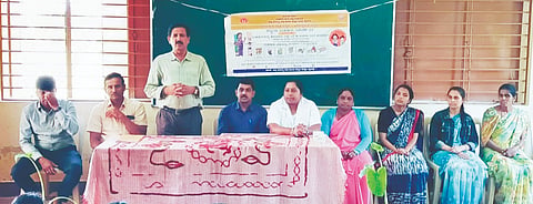 ಬೆಟ್ಟದಪುರ ಸಮೀಪದ ಬೆಟ್ಟದತುಂಗಾ ಗ್ರಾಮದ ಸರ್ಕಾರಿ ಪ್ರೌಢಶಾಲೆಯಲ್ಲಿ ಇಲ್ಲಿನ ಪ್ರಾಥಮಿಕ ಆರೋಗ್ಯ ಕೇಂದ್ರ ದ ವತಿಯಿಂದ ಆಯೋಜಿಸಿದ್ದ ರಾಷ್ಟ್ರೀಯ ಜಂತುಹುಳು ನಿವಾರಣಾ ದಿನಾಚರಣೆ ಕಾರ್ಯಕ್ರಮದಲ್ಲಿ ಬಿಇಒ ರವಿಪ್ರಸನ್ನ ಮಾತನಾಡಿದರು. ಎಚ್.ಎಸ್. ರವಿ, ಅನಿಲ್, ಮಮತಾ, ಮೋಹನ್, ವೀಣಾ, ಲಕ್ಷ್ಮಿ, ರಜೀನಾ, ಆಶಾ, ಗಿರಿಜಾ ಇತರರು ಇದ್ದರು. 