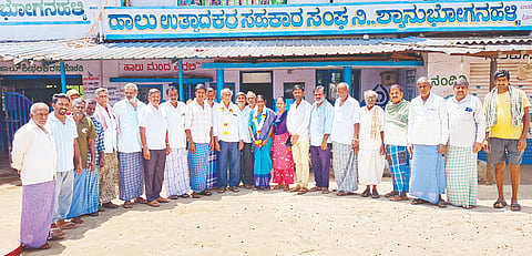 ಬೆಟ್ಟದಪುರ ಸಮೀಪದ ಶ್ಯಾನುಭೋಗನಹಳ್ಳಿ ಹಾಲು ಉತ್ಪಾದಕರ ಸಹಕಾರ ಸಂಘಕ್ಕೆ ನೂತನವಾಗಿ ಆಯ್ಕೆಯಾದ ಅಧ್ಯಕ್ಷ ಮತ್ತು ಉಪಾಧ್ಯಕ್ಷರಿಗೆ ನಿರ್ದೇಶಕರು ಅಭಿನಂದನೆ ಸಲ್ಲಿಸಿದರು.