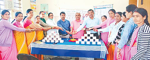 ಬೆಟ್ಟದಪುರ ಸಮೀಪದ ಚಪ್ಪರದಹಳ್ಳಿ ಪ್ರಾಥಮಿಕ ಆರೋಗ್ಯ ಕೇಂದ್ರದಲ್ಲಿ ರಾಷ್ಟ್ರೀಯ ಜಂತು ಹುಳು ನಿವಾರಣೆ ದಿನ ಆಚರಣೆ ಹಮ್ಮಿಕೊಳ್ಳಲಾಗಿತ್ತು. ರವಿ, ಚೈತ್ರಾ, ರಚನಾ, ಮಹೇಶ್, ಮಂಜುನಾಥ್, ಆಶಾ, ರತ್ನಾ ಇದ್ದರು.