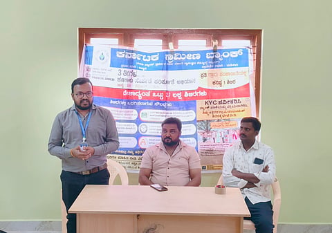ಬೆಟ್ಟದಪುರ ಸಮೀಪದ ಹಾರನಹಳ್ಳಿ ಗ್ರಾಮ ಪಂಚಾಯಿತಿ ಕಚೇರಿ ಆವರಣದಲ್ಲಿ ಕರ್ನಾಟಕ ಗ್ರಾಮೀಣ ಬ್ಯಾಂಕ್ ವತಿಯಿಂದ ಆಯೋಜಿಸಿದ್ದ ಹಣಕಾಸು ಸಾಕ್ಷರತೆ ಅಭಿಯಾನದಲ್ಲಿ ಶಾಖೆ ವ್ಯವಸ್ಥಾಪಕ ಜಿ.ಮಧುಸೂದನ್ ಮಾತನಾಡಿದರು.