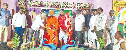 ಸುಲೇಪೇಟದಲ್ಲಿ ನಡೆದ ಆಧ್ಯಾತ್ಮಕ ಪ್ರವಚನ ಕಾರ್ಯಕ್ರಮದಲ್ಲಿ ಶ್ರೀ ಪ್ರಭು ಖಟ್ಟಾಂಗೇಶ್ವರ ಮರಿದೇವರು, ಶ್ರೀ ಸಿದ್ರಾಮೇಶ್ವರ ಸ್ವಾಮೀಜಿ, ಡಾ.ರಾಜಕುಮಾರ ಕುಲಕರ್ಣಿ ಇತರರಿದ್ದರು.