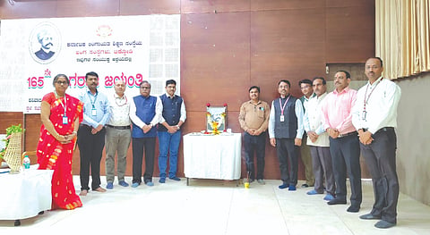 ಕೆಎಲ್‌ಇ ಸಂಸ್ಥೆಯ ಚಿದಾನಂದ ಬಿ.ಕೋರೆ ಪಾಲಿಟೆಕ್ನಿಕ್ ಕಾಲೇಜಿನಲ್ಲಿ ಹಮ್ಮಿಕೊಂಡಿದ್ದ ತ್ಯಾಗವೀರ ಶಿರಸಂಗಿ ಲಿಂಗರಾಜರ ಜಯಂತಿ ಕಾರ್ಯಕ್ರಮದಲ್ಲಿ ಸಂಜಯ ಶಿಂದಿಹಟ್ಟಿ, ಡಾ.ಬಿ.ಜಿ.ಕುಲಕರ್ಣಿ, ಪ್ರೊ.ವಿ.ಎ.ಖೋತ ಇತರರಿದ್ದರು.