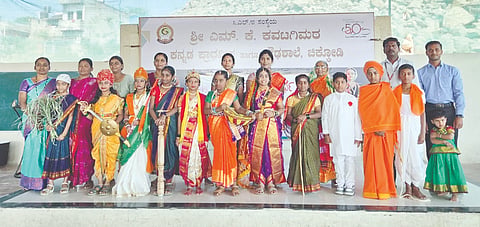 ಚಿಕ್ಕೋಡಿ ಸಿಎಲ್‌ಇ ಸಂಸ್ಥೆಯ ಎಂ.ಕೆ.ಕವಟಗಿಮಠ ಶಾಲೆಯಲ್ಲಿ ಹಮ್ಮಿಕೊಂಡಿದ್ದ ವೇಷ ಭೂಷಣ ಸ್ಪರ್ಧೆಯಲ್ಲಿ ಭಾಗವಹಿಸಿದ್ದ ವಿದ್ಯಾರ್ಥಿಗಳೊಂದಿಗೆ ಮುಖ್ಯಶಿಕ್ಷಕ ಡಿ.ಎಸ್.ಕೋಳಿ, ಶಿಕ್ಷಕ ಎಸ್.ಎ.ಕಮತೆ, ರಾಜಾರಾಮ ರಜಪೂತ ಇತರರು ಇದ್ದರು.