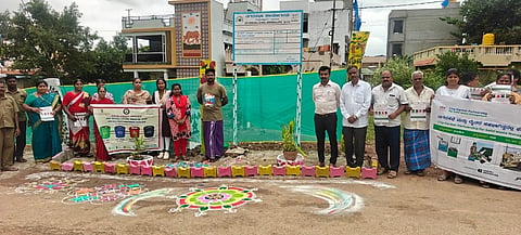 ದೊಡ್ಡಬಳ್ಳಾಪುರದ ಬಸವೇಶ್ವರ ನಗರದಲ್ಲಿ ಕಸದ ಪಾಯಿಂಟ್​ ಗುರತಿಸಿ ಸ್ವಚ್ಛಗೊಳಿಸಲಾಯಿತು. ಪೌರಾಯುಕ್ತ ಕಾರ್ತಿಕೇಶ್ವರ್​, ನಗರಸಭೆ ಸದಸ್ಯ ಪದ್ಮನಾಭ, ಆರೋಗ್ಯ ನಿರೀಕ್ಷಕಿ ಮುಕ್ತಾಂಬಿಕಾ, ಪ್ರಸಾದ್​, ಕಮ್ಯುನಿಟಿ ಮೊಬೈಲೈಸರ್​ ಸುಪ್ರೀತಾ, ನವೀನ, ಮಧುಶ್ರೀ, ಸತ್ಯವತಿ, ಪೌರಕಾರ್ಮಿಕರಾದ ಹನುಮಂತರಾಯುಡು, ರಮೇಶ್​, ಅಂಜೀನಮ್ಮ, ಸ್ಥಳಿಯರಾದ ನರಸಿಂಹ, ಜಯರಾಮ್​ ಇದ್ದರು.
