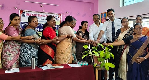 ದೊಡ್ಡಬಳ್ಳಾಪುರದ ಮಹಿಳಾ ಸಮಾಜ ಕಸ್ತೂರಿ ಬಾ ಶಿಶು ವಿಹಾರದಿಂದ ಹೃದಯಾಘಾತ ಮತ್ತು ತುರ್ತು ಚಿಕಿತ್ಸೆ ಜಾಗೃತಿ ಮತ್ತು ಕ್ಯಾನ್ಸರ್​ ಅರಿವು ಕಾರ್ಯಕ್ರಮಕ್ಕೆ ಮಹಿಳಾ ಸಮಾಜದ ಅಧ್ಯೆ ಎಂ.ಕೆ ವತ್ಸಲಾ ಚಾಲನೆ ನೀಡಿದರು. ಕನ್ನಡ ವೈದ್ಯ ಬರಹಗಾರರ ಸಮಿತಿಯ ಅಧ್ಯೆ ಡಾ.ಇಂದಿರ ಶ್ಯಾಮ್​ ಪ್ರಸಾದ್​, ತುರ್ತು ಚಿಕಿತ್ಸಾ ವಿಭಾಗದ ಪರಿಣಿತ ಡಾ.ಮಹೇಶ್​ ಮೈಲಾರಪ್ಪ, ಸ್ರಿ$್ತ ರೋಗ ತ ಡಾ.ಮಾಲಾ ವಿಜಯ ಕುಮಾರ್​ ಇದ್ದರು. 