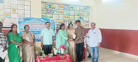 ದೊಡ್ಡಬಳ್ಳಾಪುರದ ಬಾಶೆಟ್ಟಿಹಳ್ಳಿಯ ಎಜಾಕ್ಸ್​ ಸರ್ಕಾರಿ ಪಬ್ಲಿಕ್​ ಶಾಲೆಯಲ್ಲಿ ಆಯೋಜಿಸಿದ್ದ ಚಿತ್ರಕಲಾ ಸ್ಪರ್ಧೆಯಲ್ಲಿ ವಿಜೇತ ಮಕ್ಕಳಿಗೆ ಬಹುಮಾನ ವಿತರಿಸಲಾಯಿತು. ಮುಖ್ಯಶಿಕ್ಷಕಿ ರಾಜೇಶ್ವರಿ, ಕೋ ಆರ್ಡಿನೇಟರ್​ ಲಕ್ಷಿ$್ಮಶ್ರೀಧರ್​, ತಾಲೂಕು ಸರ್ಕಾರಿ ಶಾಲಾ ಶಿಕ್ಷಕರ ಸಂಘದ ಉಪಾಧ್ಯಕ್ಷೆ ಜ್ಯೋತಿ, ಅಂತರ್ಜಲ ಇಲಾಖೆ ಸಿಬ್ಬಂದಿ ರಾಜೇಶ್​, ಶ್ಯಾಮಲಾ, ಆರ್ಯ, ಉಪನಿರ್ದೇಶಕ ಕಚೇರಿ ಸಿಬ್ಬಂದಿ ಪದ್ಮಾ, ಶಿಕ್ಷಕ ತಾಯಪ್ಪ ಇತರರು ಇದ್ದರು. 