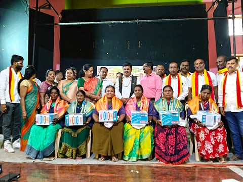 ದೊಡ್ಡಬಳ್ಳಾಪುರದ ಡಾ.ರಾಜ್​ ಕಲಾ ಮಂದಿರದಲ್ಲಿ ಮಹಿಳಾ ಪೌರಕಾರ್ಮಿಕರನ್ನು ಸನ್ಮಾನಿಸಲಾಯಿತು. ಕರವೇ ರಾಜ್ಯ ಪ್ರಧಾನ ಕಾರ್ಯದರ್ಶಿ ಆರ್​.ರಮೇಶ್​, ಸಂಘಟನಾ ಕಾರ್ಯದರ್ಶಿ ಅರವಿಂದ್​, ರಾಜ್ಯ ಮುಖಂಡ ಪಿ.ವಾಸು, ಜಿಲ್ಲಾ ಮಹಿಳಾ ಘಟಕದ ಅಧ್ಯಕ್ಷೆ ರಾಧಮ್ಮ, ಜಿಲ್ಲಾ ಯುವ ಘಟಕದ ಅಧ್ಯಕ್ಷ ರಂಜಿತ್​ ಗೌಡ, ತಾಲೂಕು ಘಟಕದ ಅಧ್ಯಕ್ಷ ವಿನಯ್​ ಆರಾದ್ಯ ಇದ್ದರು.
