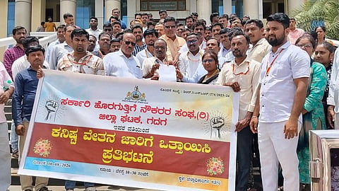  ಹೊರಗುತ್ತಿಗೆ ನೌಕರರ ಕನಿಷ್ಠ ವೇತನ ಪರಿಷ್ಕರಣೆ ಆದೇಶವನ್ನು ಕಡ್ಡಾಯ ಜಾರಿಗೊಳಿಸುವಂತೆ ಹೊರಗುತ್ತಿಗೆ ನೌಕರರು ಜಿಲ್ಲಾಧಿಕಾರಿ ಮೂಲಕ ಸಿಎಂ ಅವರಿಗೆ ಮನವಿ ಸಲ್ಲಿಸಿದರು.  ಸಿದ್ದಪ್ಪ ವಾಲಿಕಾರ, ರಾಮಣ್ಣ ದೊಡ್ಡಮನಿ, ಮಲ್ಲಪ್ಪ ಭಾವಿಮನಿ, ಜಾವೇದ ನದಾ, ಪ್ರವಿಣ ಶಿಗ್ಲಿಯವರ, ಮಂಜುನಾಥ ಹತಿರ್, ಉಮೇಶ ನೂಲ್ವಿ ಸೇರಿದಂತೆ ಹಲವರು ಇದ್ದರು.    