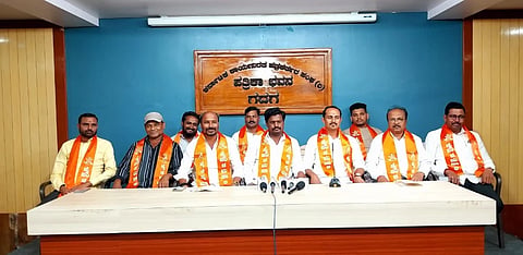 ಪಂಚಮಸಾಲಿ ವಿದ್ಯಾಥಿರ್ ವಿದ್ಯಾಥಿರ್ನಿಯರಿಗೆ ಪ್ರತಿಭಾ ಪುರಸ್ಕಾರ ಕುರಿತು ಅಯ್ಯಪ್ಪ ಅಂಗಡಿ ಸುದ್ದಿಗೋಷ್ಟಿ ನಡೆಸಿದರು. ರಮೇಶ ರೋಣದ, ಚಂದ್ರು ಪಾಟೀಲ, ಬಸವರಾಜ ಗಡ್ಡೆಪ್ಪನವರ, ಕೆ. ವಿ ಗದುಗಿನ, ರವಿ ಮಾನೆದ, ಕುಮಾರ ಗದುಗಿನ, ಸಂಗಮೇಶ ಗೊಂದಿ, ಮಂಜುನಾಥ ಬಾಣದ ಉಪಸ್ಥಿತರಿದ್ದರು.