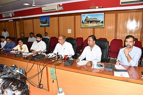 ಎಸ್​ಐಆರ್​ ಕುರಿತು ಜಿಲ್ಲಾಡಳಿತ ಭವನದಲ್ಲಿ ಜಿಲ್ಲಾಧಿಕಾರಿ ಸಿ.ಎನ್​. ಶ್ರಿಧರ ಸುದ್ದಿಗೋಷ್ಠಿ ನಡೆಸಿದರು. ಡಾ. ದುರಗೇಶ್​ ಕೆ ಆರ್​, ಸಂತೋಷಕುಮಾರ ಹಿರೇಮಠ ಇತರರು ಇದ್ದರು.  