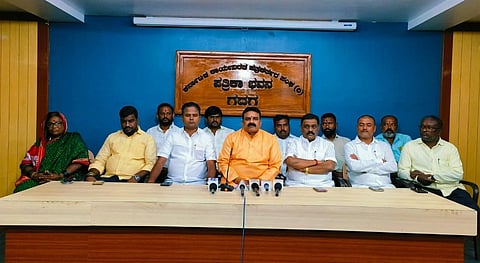   ಭೋವಿ ಸಮಾಜ ಸಮಾವೇಶ ಕುರಿತು  ರವಿ ಪೂಜಾರ ಸುದ್ದಿಗೋಷ್ಠಿ ನಡೆಸಿದರು. ಜಯಕ್ಕ ಕಳ್ಳಿ, ರಾವೇಂದ್ರ ಧಾರವಾಡ, ಆಂಜನೇಯ ಕಟಗಿ, ರವಿ ಗುಂಜೀಕರ, ಡಾ. ಬಸವರಾಜ ಬಳ್ಳಾರಿ, ಹುಚ್ಚಪ್ಪ ಸಂದಕದ, ಸೋಮು ಗುಡಿ, ಪರಸುರಾಮ ಕರಡಿಕೊಳ್ಳ, ಪವನ ಪೂಜಾರ ಉಪಸ್ಥಿತರಿದ್ದರು.