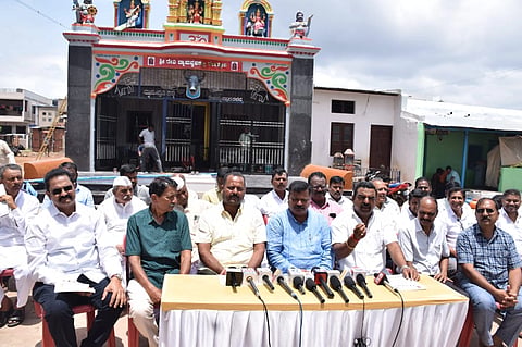 ಒಕ್ಕಲಗೇರಿ ಓಣಿಯಲ್ಲಿ ಇರುವ ದ್ಯಾಮವ್ವ, ದುರಗಮ್ಮ ಜಾತ್ರಾ ಮಹೋತ್ಸವ ನಡೆಸುವ ಕುರಿತು ಕೊಟ್ರಪ್ಪ ಕಮತರ ಸುದ್ದಿಗೋಷ್ಠಿ ನಡೆಸಿದರು. ವಿಜಯಕುಮಾರ ಗಡ್ಡಿ, ವೀರಣ್ಣ ಮೇಟಿ, ಶ್ರೀಧರ ವಜ್ರಬಂಡಿ ಸೇರಿದಂತೆ ಹಲವರು ಇದ್ದರು.