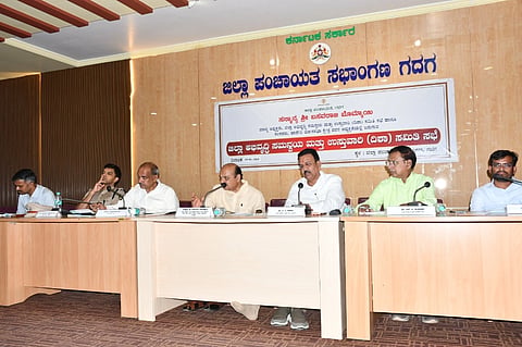   ಗದಗ ಜಿಪಂ ಸಭಾಂಗಣದಲ್ಲಿ ಬಸವರಾಜ ಬೊಮ್ಮಾಯಿ ಅಧ್ಯಕ್ಷತೆಯಲ್ಲಿ ದಿಶಾ ಸಭೆ ನಡೆಯಿತು. ಸಿ. ಎನ್​. ಶ್ರೀಧರ, ಎಸ್ಪಿ ರೋಹನ  ಜಗದೀಶ,  ಸಂತೋಷ ಕುಮಾರ, ಡಾ. ದುರಗೇಶ ಕೆ ಆರ್​, ಸಿ. ಆರ್​. ಮುಂಡರಗಿ ಸೇರಿದಂತೆ ಜಿಲ್ಲಾಮಟ್ಟದ, ತಾಲ್ಲೂಕು ಮಟ್ಟದ ಅಧಿಕಾರಿಗಳು ಇದ್ದರು.