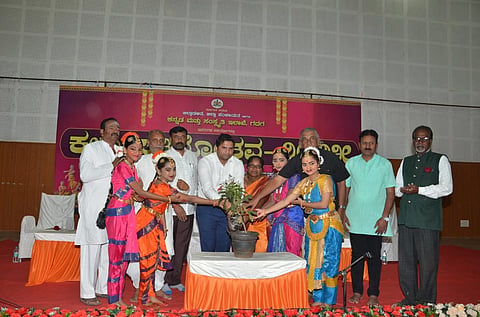 ಗದಗ ತಾಲೂಕು ಗ್ಯಾರಂಟಿ ಪ್ರಾಧಿಕಾರ ಕಚೇರಿಯಲ್ಲಿ ಗ್ಯಾರಂಟಿ ಯೋಜನೆಗಳ ಕುರಿತು ಸಭೆ ಜರುಗಿತು. ಅಶೋಕ ಮಂದಾಲಿ, ಕೃಷ್ಣಗೌಡ ಪಾಟೀಲ, ಅಧಿಕಾರಿಗಳು, ಅಂಗನವಾಡಿ ಕಾಯೆರ್ಕರ್ತೆಯರು ಇತರರು ಇದ್ದರು.