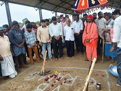 ಗದಗ ತಾಲೂಕಿನ ಅಂತೂರ ಗ್ರಾಮದಲ್ಲಿಯ ಸೋಮವಾರ ವಿಬಿಜಿ ರಾಮ್​ಜಿ ಯೋಜನೆಯಡಿ ಕೆರೆ ಅಭಿವೃದ್ಧಿ ಕಾಮಗಾರಿಗೆ ಚಾಲನೆ ಚಾಲನೆ ನೀಡಲಾಯಿತು. ರಾಚೋಟೇಶ್ವರ ಶಿವಾಚಾರ್ಯ ಸ್ವಾಮೀಜಿ, ಕುಮಾರ ಪೂಜಾರ ಹಲವರು ಇದ್ದರು.