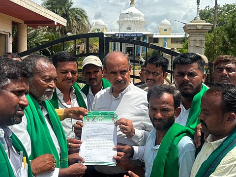ಜಿಲ್ಲೆಯನ್ನು ಬರಪೀಡಿತ ಪ್ರದೇಶವೆಂದು ಘೋಷಿಸಲು ಆಗ್ರಹಿಸಿ ರೈತ ಸಂಟನೆಗಳು ಪ್ರತಿಭಟನೆ ನಡೆಸಿ ಜಿಲ್ಲಾಧಿಕಾರಿಗಳಿಗೆ ಮನವಿ ಸಲ್ಲಿಸಿದವು. 