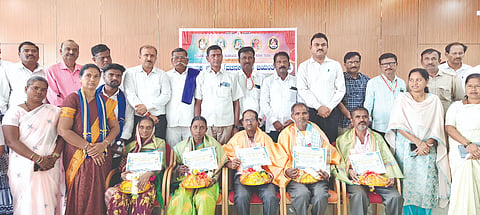 ಗೋಕಾಕ ತಾಲೂಕು ಪಂಚಾಯಿತಿ ಸಭಾಂಗಣದಲ್ಲಿ ಹಮ್ಮಿಕೊಂಡಿದ್ದ ಕಾಯಕ ಶರಣರ ಜಯಂತಿ ಕಾರ್ಯಕ್ರಮದಲ್ಲಿ ಗಣ್ಯರು ಕಲಾವಿದರನ್ನು ಸನ್ಮಾನಿಸಿದರು. ಪರಶುರಾಮ ಗಸ್ತೆ, ಅಶೋಕ ಮಲಬನ್ನವರ, ಡಿ.ಎಸ್​.ಕೂಡವಕ್ಕಲಿಗ, ಎಲ್​.ಕೆ.ತೊರಣಗಟ್ಟಿ ಇತರರಿದ್ದರು.
