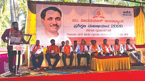 ಅಂಕಲಗಿ ಪಟ್ಟಣದಲ್ಲಿ ಹಮ್ಮಿಕೊಂಡಿದ್ದ ಬೆಳಗಾವಿ ಗ್ರಾಮಾಂತರ ಜಿಲ್ಲೆ ಬಿಜೆಪಿ ಪ್ರಶಿಕ್ಷಣ ವರ್ಗದ ಸಮಾರೋಪ ಸಮಾರಂಭದಲ್ಲಿ ಮಹೇಶ ಮೋಹಿತೆ ಮಾತನಾಡಿದರು. ಅಂಬಿರಾವ ಪಾಟೀಲ, ಅಮರನಾಥ ಜಾರಕಿಹೊಳಿ, ಭೀಮಶಿ ಭರಮಣ್ಣವರ, ರಾಜೇಂದ್ರ ಗೌಡಪ್ಪಗೋಳ ಇತರರಿದ್ದರು.
