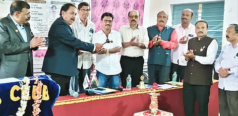 ಹೊಳೆಹೊನ್ನೂರ ಲಯನ್ಸ್ ವಿದ್ಯಾ ಸಂಸ್ಥೆ ಆವರಣದಲ್ಲಿ ಏರ್ಪಡಿಸಿದ್ದ 2026-27ನೇ ಸಾಲಿನ ಪದಾಧಿಕಾರಿಗಳ ಪದಗ್ರಹಣ ಸಮಾರಂಭವನ್ನು ಬಿ.ಎಸ್.ನಾಗರಾಜ್ ಉದ್ಘಾಟಿಸಿದರು. ಎಚ್.ಸಿ.ರಾಜೇಶ್, ಕೆ.ಅರ್.ಪ್ರವೀಣ್, ಡಾ.ಯು.ವಿಜಯಶೆಟ್ಟಿ, ಇ.ರೇಣುಕಾ ಇತರರಿದ್ದರು.