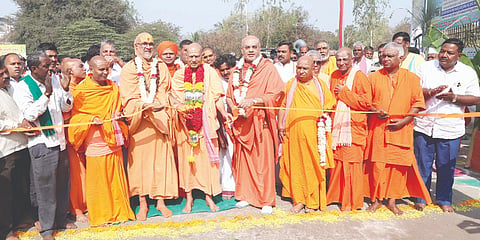 ಚನ್ನವೃಷಭೇಂದ್ರ ದೇವರಕೊಂಡಜ್ಜನ ಲೀಲಾಮಠದಲ್ಲಿ ನಿರ್ಮಿಸಿರುವ ಮಹಾದ್ವಾರವನ್ನು ಶ್ರೀಗಳು ಉದ್ಘಾಟಿಸಿದರು. ಡಾ.ಶಿವಾನಂದ ಭಾರತಿ ಸ್ವಾಮೀಜಿ, ಡಾ.ಅಭಿನವ ಬ್ರಹ್ಮಾನಂದ ಸ್ವಾಮೀಜಿ, ದಿವ್ಯಾನಂದಪುರಿ ಮಹಾರಾಜ, ಪೂರ್ಣಾನಂದ ಭಾರತಿ ಸ್ವಾಮೀಜಿ ಇತರರಿದ್ದರು.