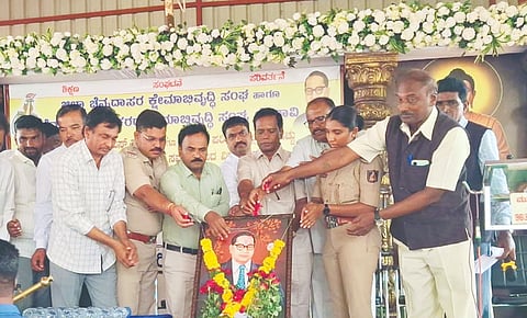 ಹಾರೂಗೇರಿಯಲ್ಲಿ ಹಮ್ಮಿಕೊಂಡಿದ್ದ ಸತ್ಕಾರ ಸಮಾರಂಭದಲ್ಲಿ ಗಣ್ಯರು ಡಾ.ಬಿ.ಆರ್.ಅಂಬೇಡ್ಕರ್ ಭಾವಚಿತ್ರಕ್ಕೆ ಪುಷ್ಪ ಅರ್ಪಿಸಿದರು. ಡಾ.ಯಲ್ಲಪ್ಪ ಹಿಮ್ಮಡಿ, ಬಸವರಾಜ ಬಡಿಗೇರ, ರತನಕುಮಾರ ಜೀರಗ್ಯಾಳ, ಬಿ.ಎಲ್.ಹನುಮಂತಪ್ಪ, ಅಂಬಿಕಾ ಗಾಣಿಗೇರ ಇತರರಿದ್ದರು.