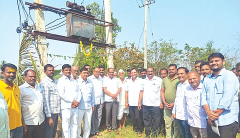 ಬಡಕುಂದ್ರಿ ಗ್ರಾಮದ ಮಾನೆ ತೋಟದ ಬಳಿ ಅಳವಡಿಸಿದ್ದ ಹೆಚ್ಚುವರಿ ವಿದ್ಯುತ್ ಪರಿವರ್ತಕ ಉದ್ಘಾಟನಾ ಕಾರ್ಯಕ್ರಮದಲ್ಲಿ ಮಹಾವೀರ ನಿಲಜಗಿ, ಅಜಿತ ಮುನ್ನೋಳಿ, ಪೃಥ್ವಿ ಕತ್ತಿ, ನೇಮಿನಾಥ ಖೇಮಲಾಪೂರೆ ಇತರರಿದ್ದರು.