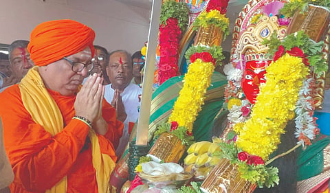 ಹುಕ್ಕೇರಿ ಚಂದ್ರಶೇಖರ ಶಿವಾಚಾರ್ಯರು ಗ್ರಾಮದೇವಿ ಲಕ್ಷ್ಮಿಗೆ ನಮಿಸಿದರು. ಮಹಾವೀರ ನಿಲಜಗಿ ಇತರರಿದ್ದರು.