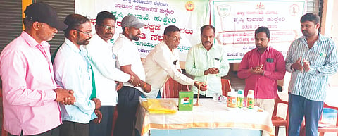 ಸಾರಾಪುರ ಗ್ರಾಮದಲ್ಲಿ ಹಮ್ಮಿಕೊಂಡಿದ್ದ ಬೀಜೋಪಚಾರ ಆಂದೋಲನ ಮತ್ತು ಕೀಟನಾಶಕ ಅರಿವು ಕಾರ್ಯಕ್ರಮಕ್ಕೆ ಸಹಾಯಕ ಕೃಷಿ ನಿರ್ದೇಶಕ ಆರ್.ಬಿ.ನಾಯ್ಕರ ಚಾಲನೆ ನೀಡಿದರು. ಶಿವಾನಂದ ಕಮತ,  ಸಮೀರ್ ಲೋಕಾಪುರ ಇತರರಿದ್ದರು.