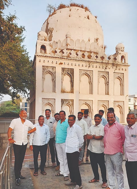 ಹುಕ್ಕೇರಿ ಪಟ್ಟಣದ ಜೋಡುಗುಮ್ಮಟ ಗಳನ್ನು ಮಾಜಿ ಸಂಸದ ರಮೇಶ ಕತ್ತಿ ವೀಕ್ಷಿಸಿದರು. ಎ.ಕೆ.ಪಾಟೀಲ, ಪರಗೌಡ ಪಾಟೀಲ, ಚೆನ್ನಪ್ಪ ಗಜಬರ ಇತರರಿದ್ದರು.