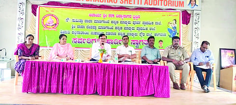 ಅತಿವೃಷ್ಟಿ ಮತ್ತು ಪ್ರವಾಹ ನಿರ್ವಹಣೆ ಕುರಿತು ಪೂರ್ವಭಾವಿ ಸಭೆಯಲ್ಲಿ ರವೀಂದ್ರ ಹಾದಿಮನಿ ಮಾತನಾಡಿದರು. ರಶ್ಮಿ ಜಕಾತೆ, ಡಾ.ಪುಷ್ಪಲತಾ ಸುಣ್ಣದಕಲ್ಲ ಇತರರಿದ್ದರು.