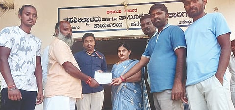 ಕನಕಗಿರಿ ತಹಸಿಲ್ ಕಚೇರಿಯ ಉಪ ತಹಸೀಲ್ದಾರ್ ಅನಿತಾ ಇಂಡಿಗೆ ಹಿಂದೂ ಜಾಗರಣ ವೇದಿಕೆ ಕಾರ್ಯಕರ್ತರು ಬುಧವಾರ ಮನವಿ ಸಲ್ಲಿಸಿದರು.ಪ್ರಮುಖರಾದ ಬಸವರಾಜ ನಾಯಕ, ಅಮರೇಶ, ಲಕ್ಷ್ಮಣ ಚಿಟಗಿ, ಸಂಪತಕುಮಾರ ಇತರರಿದ್ದರು.