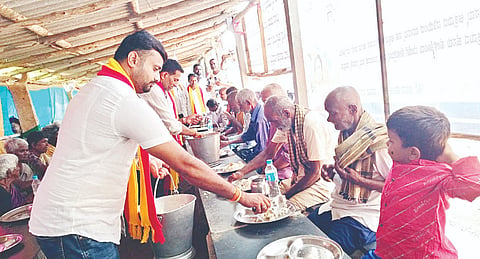 ಕರ್ನಾಟಕ ರಕ್ಷಣಾ ವೇದಿಕೆ ರಾಜ್ಯಾಧ್ಯಕ್ಷ ಟಿ.ಎ.ನಾರಾಯಣಗೌಡ ಅವರ 60ನೇ ವರ್ಷದ ಹುಟ್ಟುಹಬ್ಬದ ಪ್ರಯುಕ್ತ  ಶ್ರೀ ಮಾತೃಭೂಮಿ ವೃದ್ಧಾಶ್ರಮದ ವೃದ್ಧರಿಗೆ ಅನ್ನಸಂತರ್ಪಣೆ  ಮಾಡಲಾಯಿತು.