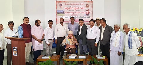  ಕುವೆಂಪು ವಿಶ್ವವಿದ್ಯಾಲಯದ ವಿಶ್ರಾಂತ ಕುಲಪತಿ ಹಾಗೂ ಕುವೆಂಪುರವರ ಅಳಿಯ ಡಾ. ಚಿದಾನಂದ ಗೌಡ ರನ್ನು ಸನ್ಮಾನಿಸಲಾಯಿತು. ಪ್ರೊ. ಅಶೋಕ ಸಂಗಪ್ಪ ಆಲೂರ , ಡಾ. ಸುರೇಶ್ ಎಂ ., ಬಿ. ಎಸ್ ಲೋಕೇಶ್ ಸಾಗರ್, ಉ.ರಾ. ನಾಗೇಶ್ ಮತ್ತಿತರ ಗಣ್ಯರು ಇದ್ದರು.