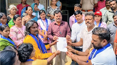 ಸೌಲಭ್ಯ ವಂಚಿತ ನಿವಾಸಿಗಳು  ಹಕ್ಕುಪತ್ರ ವಿತರಣೆಗೆ ಕ್ರಮಕೈಗೊಳ್ಳುವಂತೆ ವಿನಂತಿಸಿ ಕುಶಾಲನಗರ ತಾಲೂಕು ತಹಸೀಲ್ದಾರ್ ಕಿರಣ್ ಜಿ. ಗೌರಯ್ಯ ಅವರ ಮೂಲಕ ಜಿಲ್ಲಾಧಿಕಾರಿ ಗಳಿಗೆ ಮನವಿ ಪತ್ರ ಸಲ್ಲಿಸಲಾಯಿತು. ಭೀಮಘರ್ಜನೆ ಸಂಘಟನೆಯ ಜಿಲ್ಲಾಧ್ಯಕ್ಷ ಎಲ್.ಎಂ.ನಾಗರಾಜು ಇನ್ನಿತರರಿದ್ದರು.