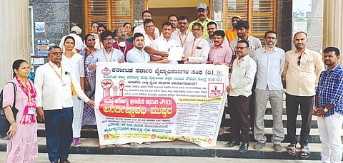 ಕೂಡ್ಲಿಗಿಯಲ್ಲಿ ಉಪ ತಹಸೀಲ್ದಾರ್ ರಾಘವೇಂದ್ರಗೆ ಸರ್ಕಾರಿ ವೈದ್ಯಾಧಿಕಾರಿಗಳ ಸಂಘ, ಆರೋಗ್ಯ ಮತ್ತು ವೈದ್ಯಕೀಯ ಶಿಕ್ಷಣ ಇಲಾಖಾ ನೌಕರರ ಸಂಘ ಹಾಗೂ ಇಲಾಖೆಯ ಎಲ್ಲ ವೃಂದ ಸಂಘಗಳ ನೌಕರರು ಮನವಿ ಸಲ್ಲಿಸಿದರು.