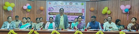 ಕಾರವಾರದಲ್ಲಿ ನಡೆದ ಮಹಿಳಾ ದಿನಾಚರಣೆಯಲ್ಲಿ ನ್ಯಾಯಾಧೀಶೆ ಪ್ರತಿಭಾ ಕುಲಕರ್ಣಿ ಮಾತನಾಡಿದರು.