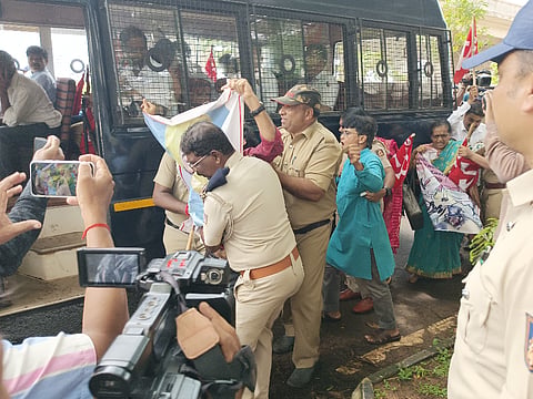 ಕಾರವಾರದಲ್ಲಿ ಪ್ರತಿಭಟನಾಕಾರರನ್ನು ಬಂಧಿಸಲಾಯಿತು. 