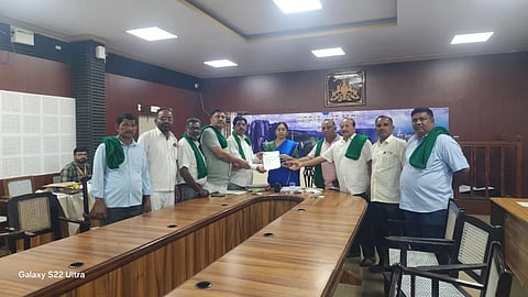ರೈತರು ಜಿಲ್ಲಾಧಿಕಾರಿ ಅವರಿಗೆ ಮನವಿ ಸಲ್ಲಿಸಿದರು. 