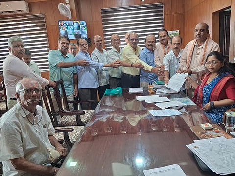 ದೇವಾಲಯಗಳ ಮಹಾಮಂಡಳದ ಸದಸ್ಯರು ಮನವಿ ಸಲ್ಲಿಸಿದರು. 