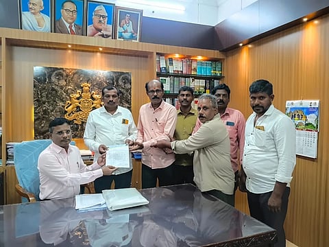 ಎಲ್‌ಪಿಜಿ ದರ ನಿಯಂತ್ರಿಸುವಂತೆ ಆಟೋ ರಿಕ್ಷಾ ಚಾಲಕರು ಸಭೆ ನಡೆಸಿದರು. 