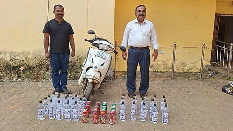 ಅಬಕಾರಿ ಅಧಿಕಾರಿಗಳು ಅಕ್ರಮ ಮದ್ಯ ವಶಕ್ಕೆ ಪಡೆದರು